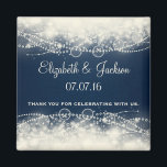Elegant Abstrakt Snöre och Pearls Wedding Favor Magnet<br><div class="desc">En abstrakt elegant i finare med grädde färgad snöre och pärlor tillverkade med cirklar och bubblor. Bakgrunden är mörk blått med förskjutna fyrkanter till sidan. Söt och delikat design. Anpassa/anpassa med datumet namn och bröllop,  med texten "Tack för att du firar med oss".</div>