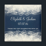 Elegant Abstrakt Snöre och Pearls Wedding Favor Magnet<br><div class="desc">En abstrakt elegant i finare med grädde färgad snöre och pärlor tillverkade med cirklar och bubblor. Bakgrunden är mörk blått med förskjutna fyrkanter till sidan. Söt och delikat design. Anpassa/anpassa med datumet namn och bröllop,  med texten "Tack för att du firar med oss".</div>