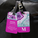 Elegant Agate Initial Monogram Bagagebricka<br><div class="desc">Elegant Turkos Magenta Stone Initial Monogram Luggage Tagg. Agera kristaller och geoder fortsätter att vara en favorittrend! Den här utskriften har en nära bild av en turkos- och lila-geodesten (magenta), komplett med små kristaller och vita ränder. Styrkt med att färg blockerade ge är det ett modernt och trendig utseende. Lägg...</div>