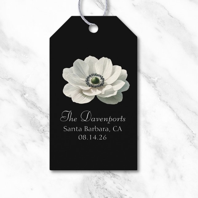 Elegant Anenome Flower Bröllop Black & White Presentetikett (Chic black & white floral wedding tag. Add a stylish touch to your day with this modern design!)