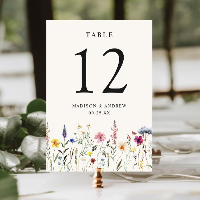 Elegant äng med vilda blommor krämvit bröllopskjol bordsnummer (Skapare uppladdad)