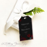 Elegant Anpassningsbar Black and Red Blommigt Bröl Presentetikett<br><div class="desc">Få dina bröllopsgåvor att stå ut med våra Elegant Anpassningsbar Black and Red Blommigt Bröllop Gift-Märkre. Den här uppsättningen märkre ger dina bröllopsgåvor en aning sofistikerad charm. Var och en av dem är försedd med en tryckt röd blommigt som ställs in mot en slimmad svart bakgrund, som kapslar in både...</div>