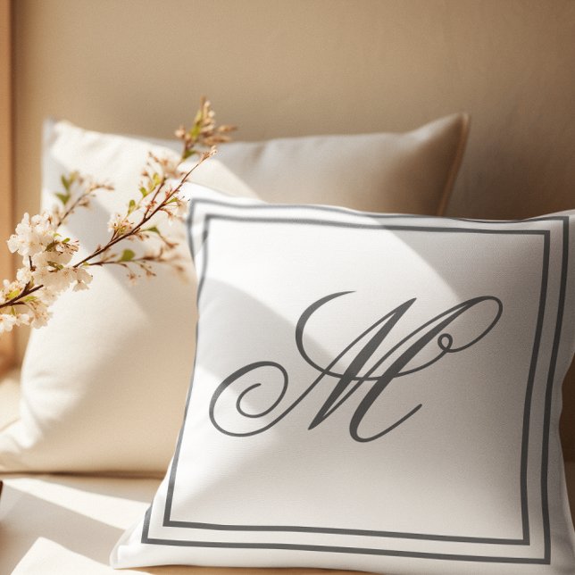 Elegant Anpassningsbar Monogram Vit projektion Kudde (Skapare uppladdad)