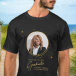 Elegant Anpassningsbar Student Photo Guld Studente T Shirt<br><div class="desc">Grattisar på ditt barns studenten! Som stolt mamma förtjänar du att visa upp kärlek och stöd med en personlig t-shirt. Den här chicen i elegant har en guld-stjärna med bild ram som visar din favoritbild av student. Vare sig det är från high school, College eller universiteten, är den här skjortan...</div>