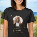 Elegant Anpassningsbar Student Photo Guld Studente T Shirt<br><div class="desc">Grattisar på ditt barns studenten! Som stolt mamma förtjänar du att visa upp kärlek och stöd med en personlig t-shirt. Den här chicen i elegant har en guld-stjärna med bild ram som visar din favoritbild av student. Vare sig det är från high school, College eller universiteten, är den här skjortan...</div>