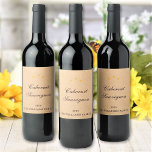 Elegant Anpassningsbar Vin Sortfamilj Namn och år Vinflaska Etikett<br><div class="desc">Anpassa texten och skapa etiketten för elegant personlig vin. Klicka på ANPASSA om du vill ändra texten färg, storlek text eller färg i bakgrunden. Du kan ÖVERFÖRA DESIGN på andra Zazzle-produkter och justera den så att den passar de flesta Zazzle-objekt. StandardStudio-design görs i vektorgrafik med hög upplösning för utskrift av...</div>