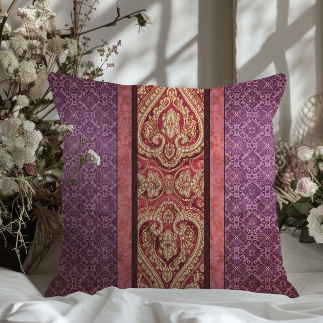 Elegant Antique Inspired Lila and Red Damask Kudde (Skapare uppladdad)