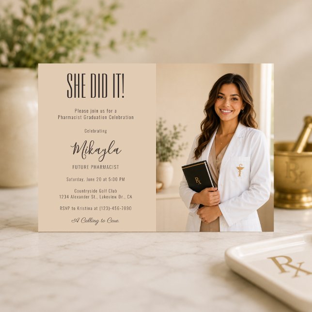 Elegant apotekar-fotoinbjudan inbjudningar (Elegant pharmacist graduation invitation with luxury photo-ready editorial styling.)