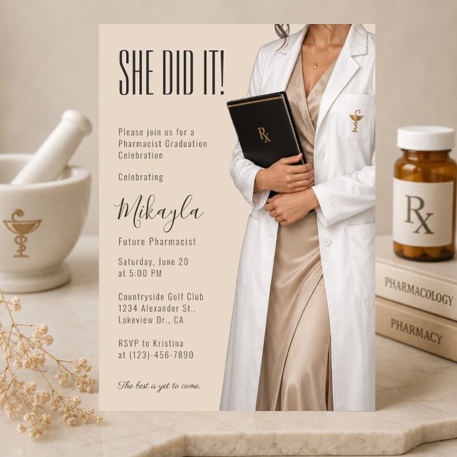 Elegant apotekarutexamens-inbjudan inbjudningar (Elegant pharmacist graduation invitation with luxury pharmacy-inspired editorial style.)