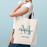 Elegant Aqua Blå Anpassad Bröllop Brudtärna Namn Tygkasse<br><div class="desc">Elegant skräddarsydd vigselväska med personlig monogramtypografi med modernt namn i kalligrafiskrift och initialer i serifstil i akvamarin/tealblått och svart. Inkluderar egen text för brudtitel,  till exempel "BRIDESMAID" eller annan önskad text.</div>