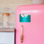 Elegant Aqua och Vit ros Bröllop spara datum Magnet<br><div class="desc">Den här söt akvariet sparar datumet när kylmagnet har en underbar bukett av vit ros längs kant. Observera att det finns tillhör till en större matchande bröllop-samling,  som du kan visa i fullt här: https://www.zazzle.com/collections/white_rose_and_aqua_wedding-119374013320048670</div>