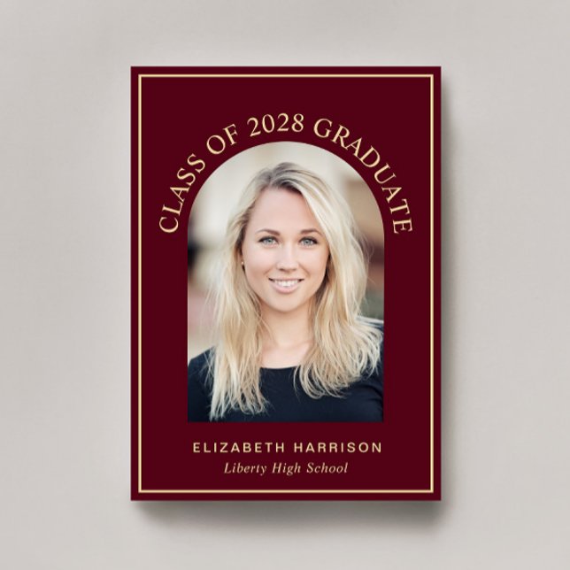 Elegant Arch Photo Burgundy Guld Studenten Meddelande (An elegant arch photo graduation announcement to celebrate the graduate's achievements)