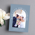 Elegant Arch Photo Kärlek Gratitude Bröllop Tack Kort<br><div class="desc">Modern dammiga blå bröllop-tack med ditt foto i en båge ram omgiven av "Med Kärlek och tacksamhet" i elegantens vita typografi. Lägg till ditt första namn eller gifta namn, datum och plats för bröllop. På motsatt sida anpassar du ditt tackmeddelande med enkel vit typografi och lägger till ytterligare ett foto...</div>