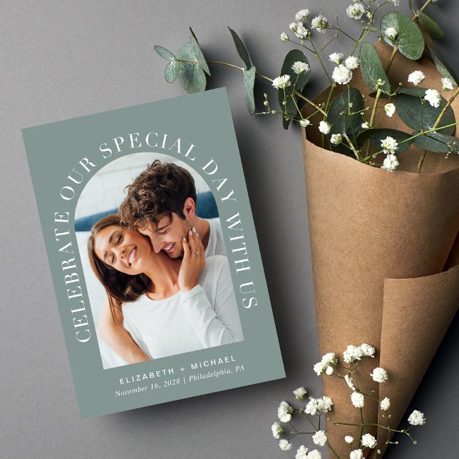 Elegant Arch Photo QR-kodsändning allt i en Bröllo Inbjudningar (Celebrate your love story with an invitation showcasing your favorite photo in an elegant arch frame)