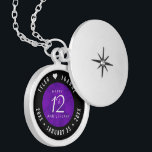 Elegant-årsdagen för Bröllop, Silke, Firande Berlockhalsband<br><div class="desc">Minneshögtid till 12:e bröllop-årsdagen med denna låda för eleganten! Elegantens vita serif och sans serif-bokstäver på en lyxig bakgrund i lila silke lägger till en minnesvärd beröring för detta speciella tillfälle och milstolpe. Anpassa med lycklig-parets namn och data för deras silke-årsdag. Design © W.H. Sim, Med reserverade Höger. Se mer...</div>