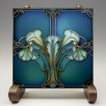 Elegant Art nouveau Iris Bloom Ceramic Tile Kakelplatta<br><div class="desc">Bygg upp den tidlösa elegansen i Art nouveau med den här krävande keramiska plattan, med en stiliserad iris-blomma som fångar själva kärnan i rörelsens organiska former och komplicerade konturer. Bakgrunden till serenakamarin harmoniseras med de känsliga nyanser av mynta och grönt, som accentueras av de sofistikerade konturerna i antika brons och...</div>