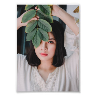 Elegant Asian Woman Holding Grönt Löv - Fototryck
