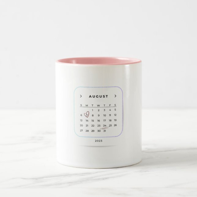 Elegant augusti 2023 kalender med hjärtdesign Två-Tonad mugg (Center)