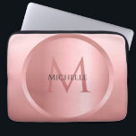 Elegant av mall för Anpassningsbar i rosegold  Mon Laptop Fodral<br><div class="desc">Rosegold Anpassningsbar Elegant mall Mono gram Modern Laptop sleeve / Fodral.</div>