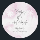 Elegant Baby Det är Kall utanför Rosa Babyskåda Runt Klistermärke<br><div class="desc">Elegant babydusch föredrar dekal med vattenfärg struktur i rosa med texten "baby är det kall utanför". Det finns också vit glödande snöflingor. Perfekt för en flickdusch under vintern eller julsäsongen.</div>