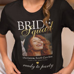 Elegant bachelorette Bride Squad Photo T Shirt<br><div class="desc">Elegant bachelorette Party t-shirt med en bild av bruden,  titeln "Bride squad",  platsen,  data,  ett guld-hjärta och talesättet "redo till party".</div>