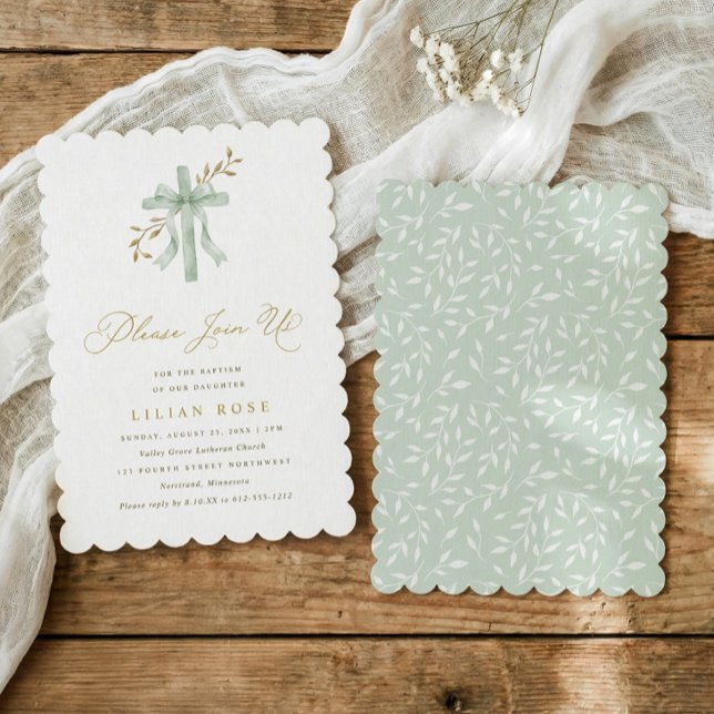 Elegant båge kors sage akvarell grönska dop inbjudningar (Elegant baptism invitation with watercolor cross, sage green bow, and scalloped edge)