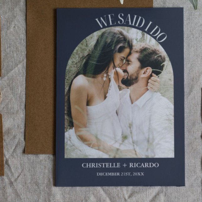 Elegant bågformad marinblå vigselannons meddelande (Skapare uppladdad)