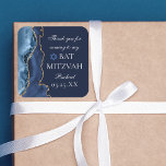 Elegant Bat mitzvah Party vid  marinblått Guld Fyrkantigt Klistermärke<br><div class="desc">Elegant marinblått och guld agate dekorerar sidan av detta moderna Bat mitzvah party-dekal. Din dotters namn är skriven i ett vackert högtidligt skript under David stjärna. Perfekt för en chic,  snyggt judisk familj som firar en flicka som kallas till Torah.</div>