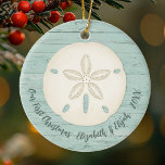 Elegant Beach Sand Dollar Photo First jul Julgransprydnad Keramik<br><div class="desc">En glatt julprydnad med en sanddollar och en vättad träbakgrund inför er första jul Firande. Underbar för nylweds. Sätt ett smekmånadsfoto på baksidan. Anpassa fronten med namn och året. Designad av Blackberry Boulevard.</div>