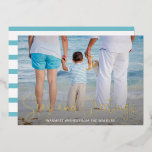 Elegant Beach Vacation Photo jul Guld<br><div class="desc">Skicka helgdag till den här platta julklappen med det nautiska temat,  med en enkel design med ord "Seas and Hälsning" i ett elegant-skript,  tryckt i guld-folie,  tillsammans med ditt meddelande över din favoritsemesterbild på stranden. Baksidan har aqua och vit rand.</div>