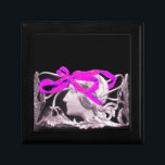 ELEGANT BEAUTY/DAM MED ROSA BOW OCH BLOMMOR SMYCKESKRIN<br><div class="desc">Svartvit romantisk kvinnoprofil med starkt band och blommor,  vibrerande,  vismisk och klassisk skönhet i Art nouveau .Design och digital grafisk framställning i vintage stil av Bulgan Lumini (c).Del från den nya samlingen ARCADIA .</div>