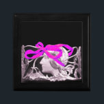 ELEGANT BEAUTY/DAM MED ROSA BOW OCH BLOMMOR SMYCKESKRIN<br><div class="desc">Svartvit romantisk kvinnoprofil med starkt band och blommor,  vibrerande,  vismisk och klassisk skönhet i Art nouveau .Design och digital grafisk framställning i vintage stil av Bulgan Lumini (c).Del från den nya samlingen ARCADIA .</div>