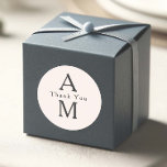 elegant beige, modern initialer, bröllop tack runt klistermärke<br><div class="desc">De här bröllopsklistermärkena ger en personlig till din speciella dag med sin elegant och enkla design. Dessa klistermärken, som har initialer från bruden och brudgummen i ett modernt, minimalistiskt typsnitt, kompletterar utan problem alla bröllop-teman och är lämpliga för alla säsonger. Brudens initialer är tanklöst placerad överst, medan brudgummens ligger vid...</div>