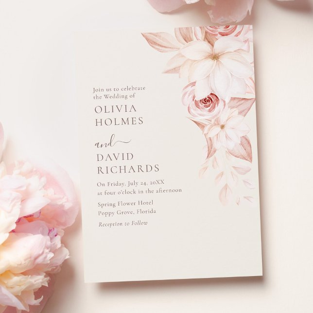 Elegant Beige och Rosa ros bröllopsinbjudan Inbjudningar (Elegant Beige and Pink Roses Wedding Invitation on pale pink table with pink roses.)