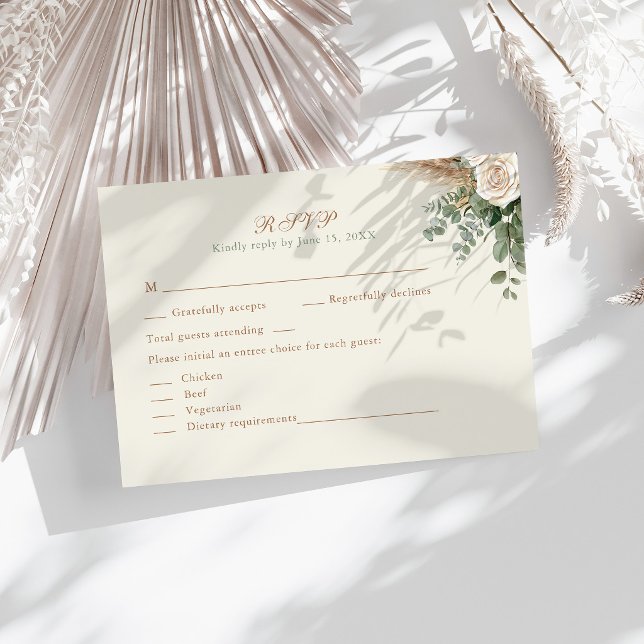 Elegant Beige Pampasgräs & Ros Bröllop RSVP OSA Kort (Elegant Beige Pampas Grass & Rose Wedding RSVP Card on a sunny table with neutral dry botanicals)