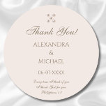 Elegant Beige Pearl Christian Bröllop Tack Runt Klistermärke<br><div class="desc">Lägg till en aning tidlös elegans till dina bröllopsfavoriter med den här personligen Pearl Bröllop Tack Sticker, perfekt för ett klassiskt Bröllop eller ett beredskapstemat firande. Den här snyggten har en delikat, minimalistisk pärldesign som ställs in mot en beige rosa bakgrund och fångar upp en vintages charm med en sofistikerad...</div>