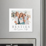 Elegant Besties Best Friend Photo Magnet<br><div class="desc">Denna enkla och elegant boho-inspirerade fyrkantiga fotomagnet är ett vackert sätt att fira vänskapen under helgdagarna. Framsidan har plats för ett favoritfoto, där "Besties" visas under ett klassiskt serif-teckensnitt och mjuk skripttext för att lägga till namn eller ett kort-meddelande. Designad med en ren vit bakgrund och mjuk grått-text har den...</div>