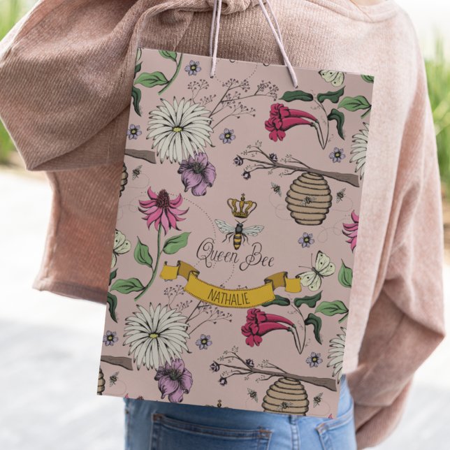 Elegant Biskoparlaknrosa Blomstermönster (Elegant Queen Bee & Gold Crown Gift Bag. Hand-Drawn Queen Bee, Gold Crown, Flowers, Beehive & Bees)