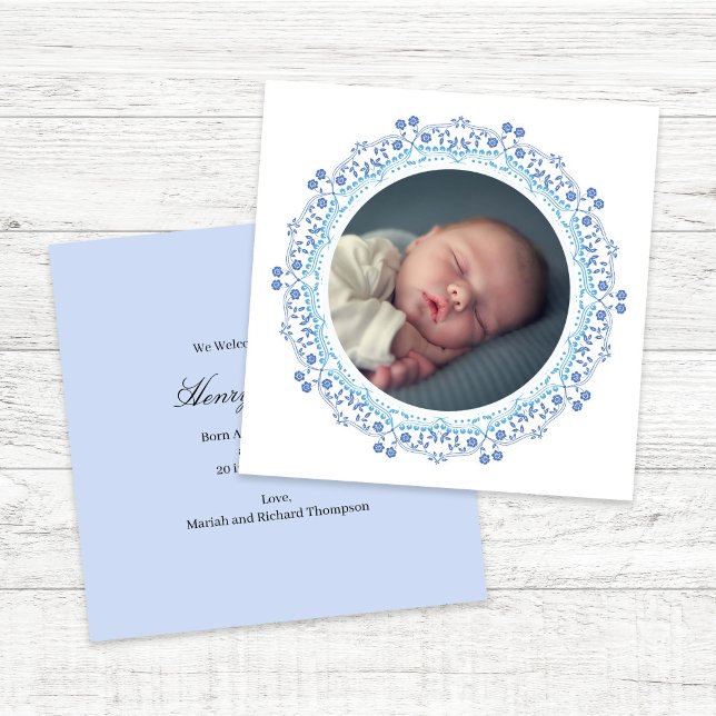 Elegant Blå Bebis Annonsering Foto Minimalistisk (Elegant blue baby announcement with minimalist typography and birth details layout)