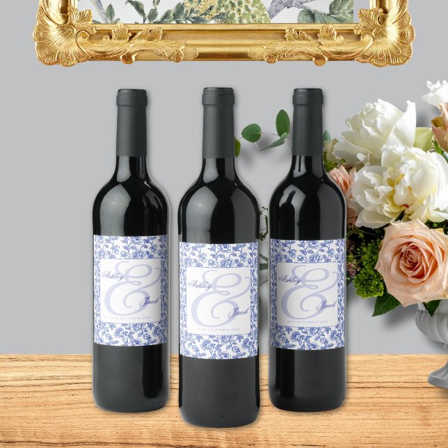 Elegant Blå Blommig Ampersand Bröllop  Vinflaska Etikett (Skapare uppladdad)