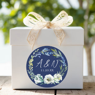 Elegant Blå Blommigten Monogram Winter Wedding Runt Klistermärke