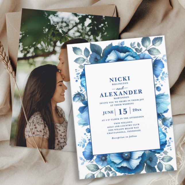 Elegant Blå Blommigten Vita Bröllop Inbjudningar (Navy blue and white floral photo wedding invitation)