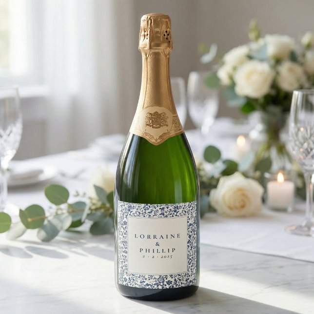 Elegant blå blomsterklassisk bröllopsfest (Elegant blue floral classic wedding sparkling wine label.)