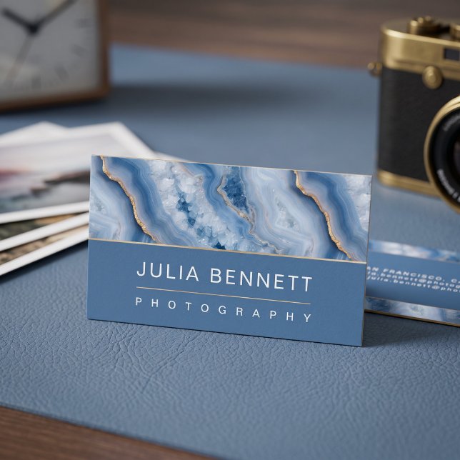 Elegant blå geod visitkort (Simulated business cards on table)