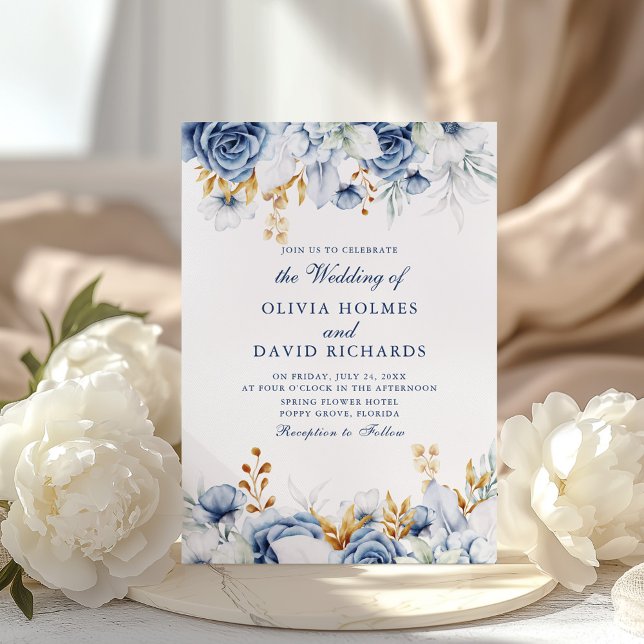 Elegant Blå och Guld Blommig Bröllopsinbjudan Inbjudningar (Elegant Blue and Gold Floral Wedding Invitation on a sunny boho table with white peonies)