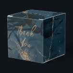 Elegant Blå och Guld Presentaskar<br><div class="desc">Vackra blommor och guldspiraler över en mörkblå bakgrund. Anpassa texten med bara några klick.</div>