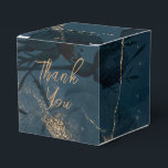 Elegant Blå och Guld Presentaskar<br><div class="desc">Vackra blommor och guldspiraler över en mörkblå bakgrund. Anpassa texten med bara några klick.</div>