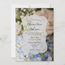 Elegant blå och vit blomsterbröllopsinbjudan