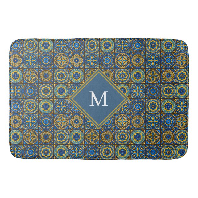 Elegant blå och vit marockansk anpassad monogram badrumsmatta (Framsidan)