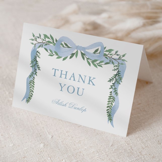 Elegant blå rosett med grönska pojke baby shower tack kort (Elegant blue boy boys baby shower thank you card.)